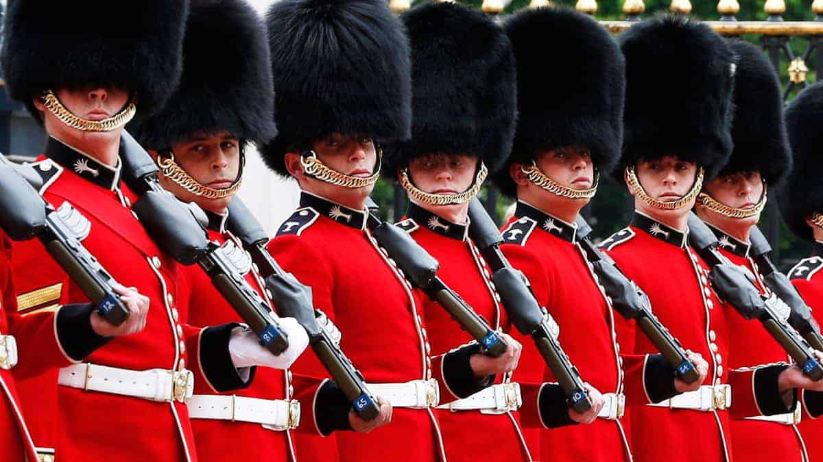 How Much Do Queen S Guards Get Paid Uk