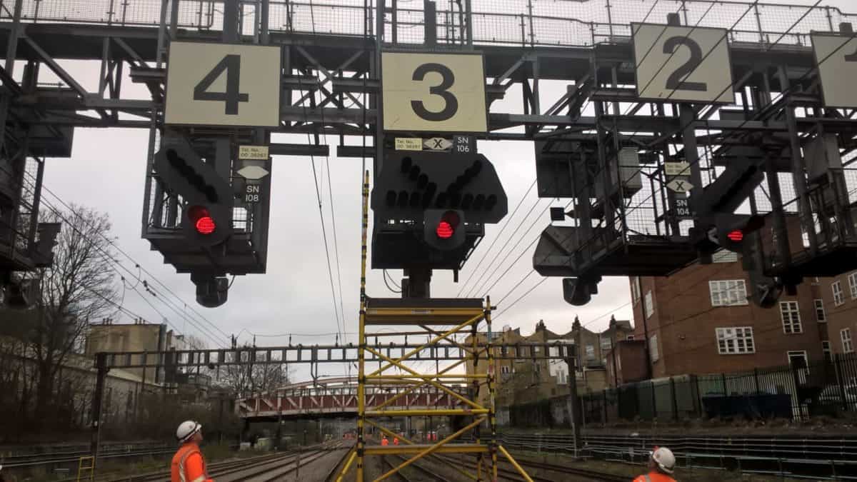 How do railway and train signals work and how do trains know the track