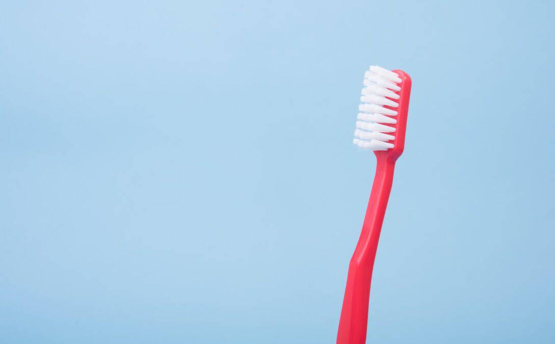 How are plastic toothbrushes made and what alternatives are there ...